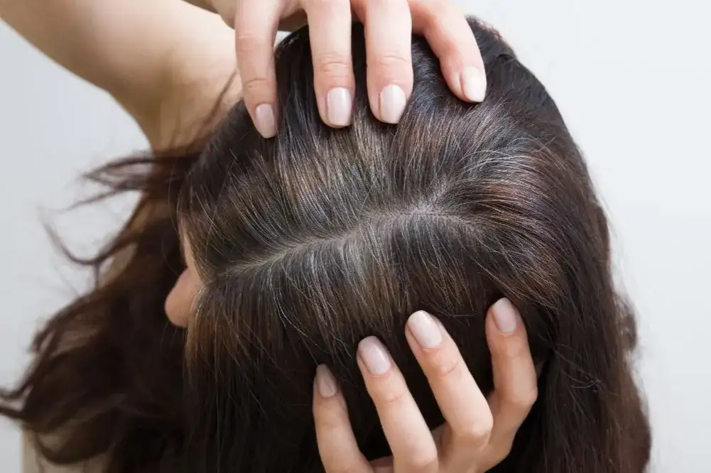 Jak ukryć siwe włosy bez farbowania: naturalne metody i kosmetyki, które działają