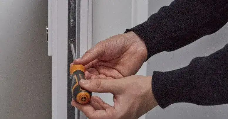 Jak wymienić wkładkę w drzwiach – proste kroki, które ułatwią zadanie