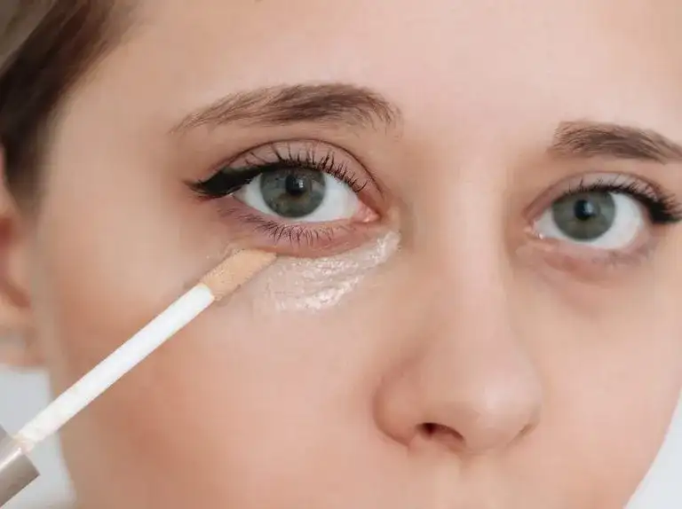 Korektor który nie wchodzi w zmarszczki – idealne rozwiązania dla Ciebie