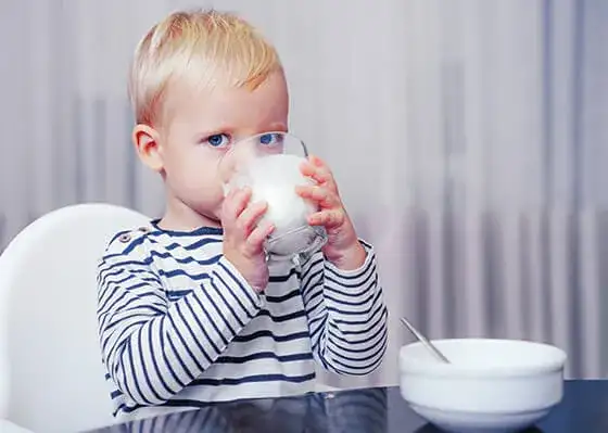 Czy roczne dziecko może pić mleko z kartonu? Sprawdź, co warto wiedzieć