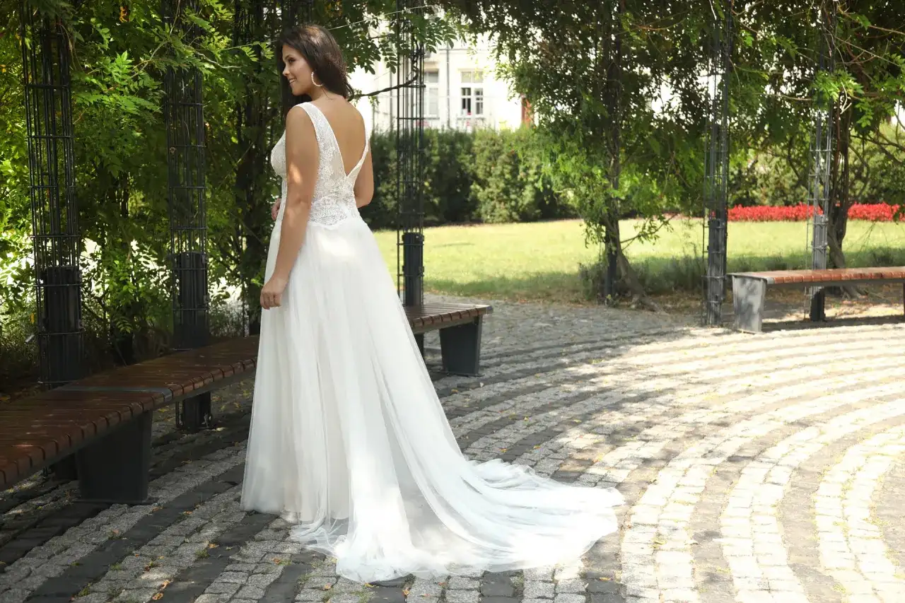 Jak przechowywać suknię ślubną, aby uniknąć zniszczenia i trwałych uszkodzeń