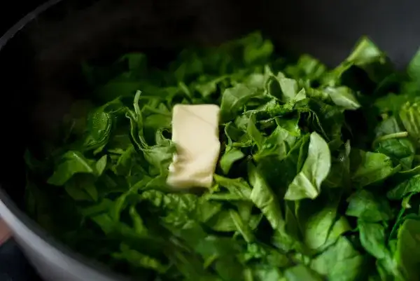 Jak zrobić świeży szpinak na patelni - prosty przepis krok po kroku