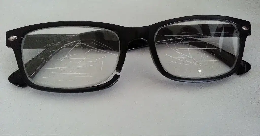 Jak skutecznie wyczyścić porysowane szkła okularów bez uszkodzeń