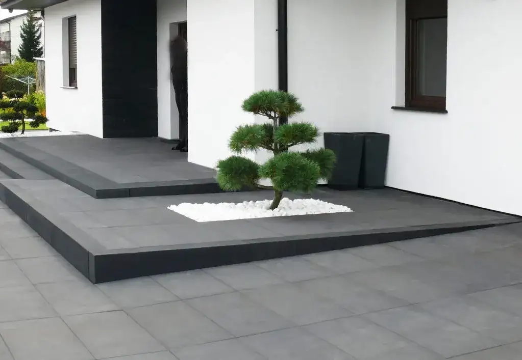 Jak zabezpieczyć i ozdobić betonowy taras zewnętrzny bez kosztownych błędów