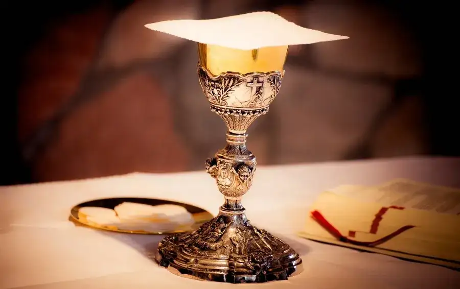 Jak rozłożyć kielich na ołtarzu - krok po kroku do perfekcji liturgicznej