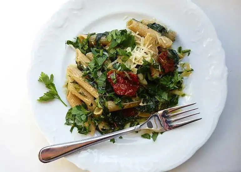 Penne ze szpinakiem i suszonymi pomidorami - łatwy przepis na obiad