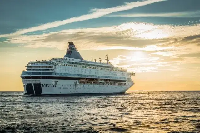 Ile się płynie promem z Polski do Szwecji? Sprawdź czas rejsu!