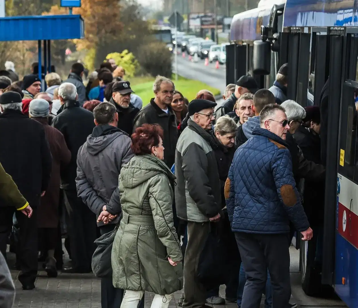 Jak dojechać na cmentarz Batowice w Krakowie - uniknij korków i stresu