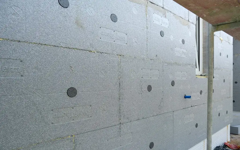 Jak kołkować styropian na elewacji: 5 sprawdzonych kroków montażu