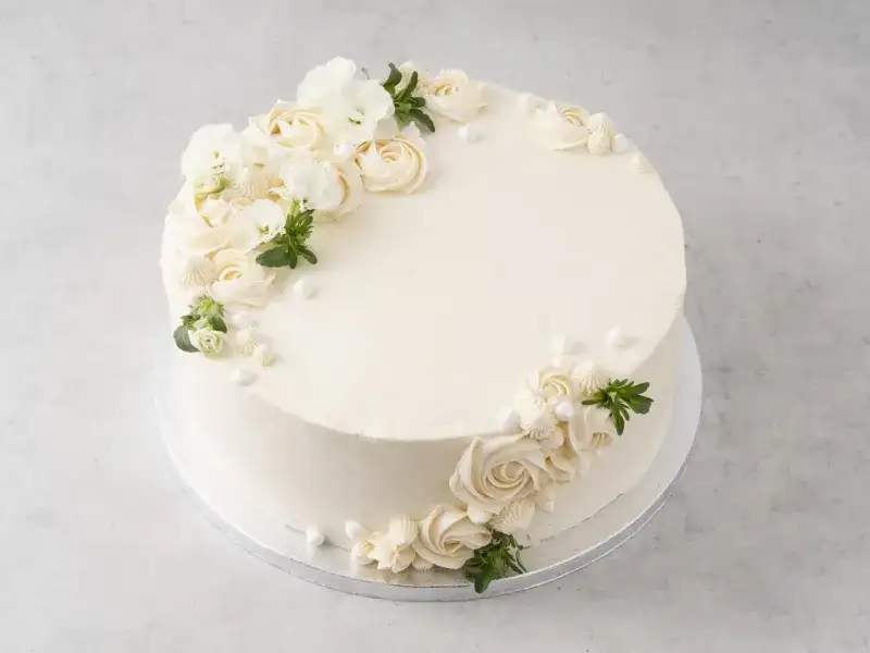 Jak udekorować biały tort z kwiatami - bezpieczne techniki dekoracji
