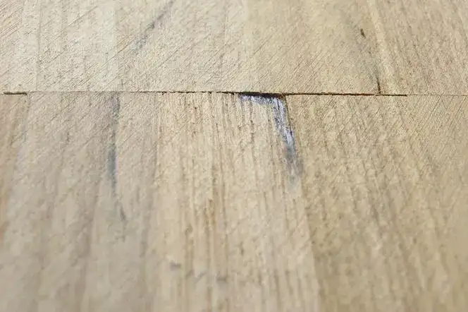 Jak naprawić uszkodzony parkiet – skuteczne metody na rysy i ubytki