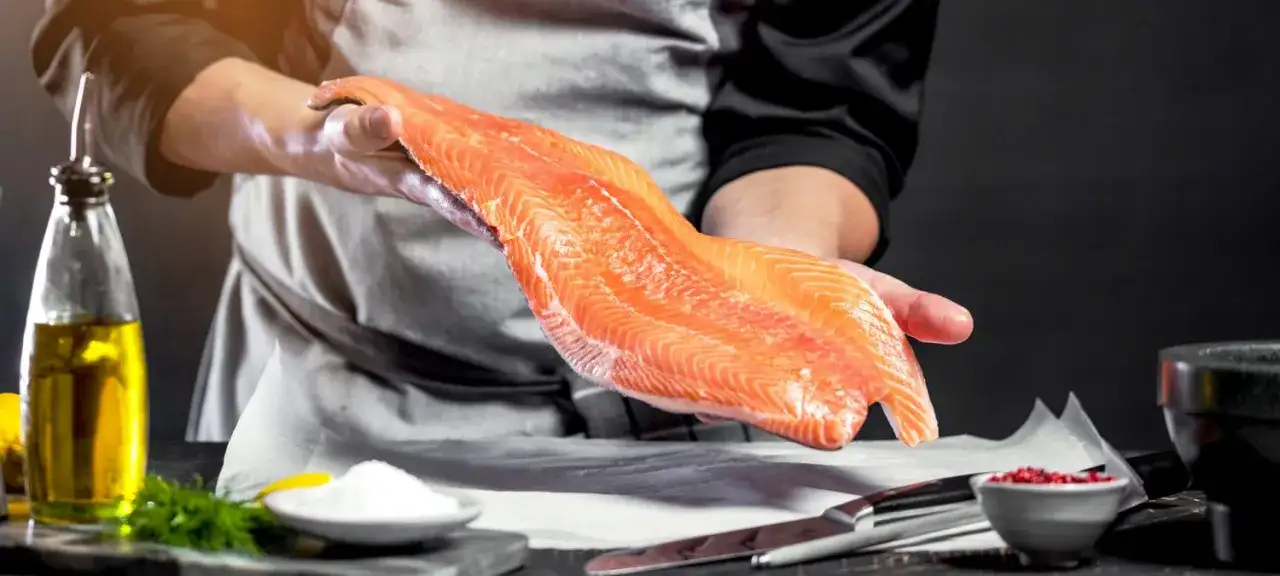 Jak smażyć łososia ze skórą na patelni, by uzyskać chrupiącą skórkę