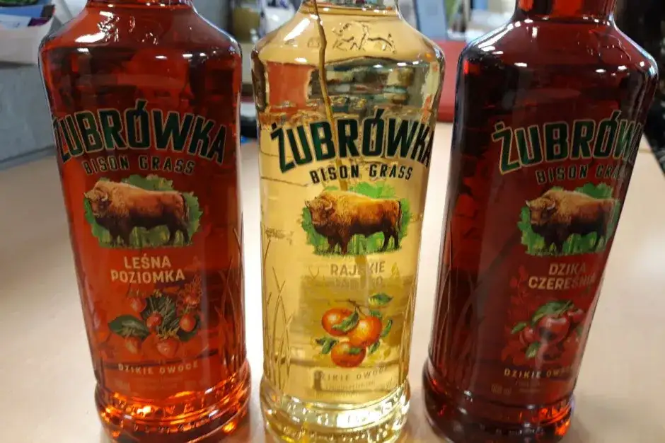 Ile kosztuje karton wódki Żubrówki? Sprawdź ceny i oferty w sklepach