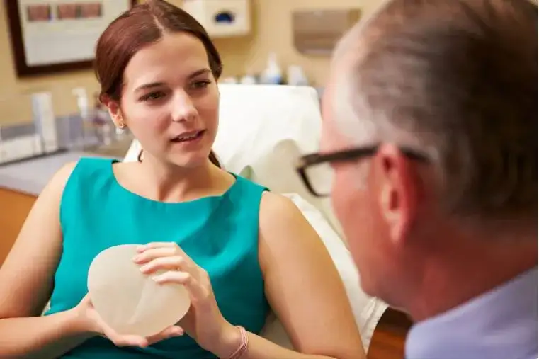 Ile kosztuje operacja powiększenia biustu? Ceny i czynniki