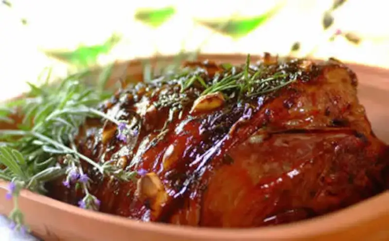 Jak upiec jagnięcinę, aby była soczysta i pełna smaku?