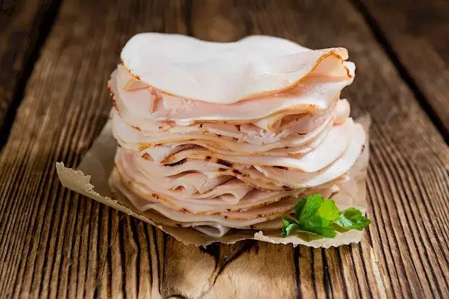 Ile kalorii ma wędlina? Zaskakujące różnice w kaloryczności!