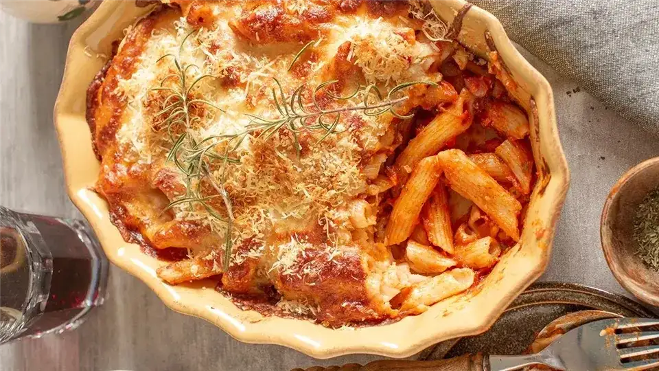 Pyszna zapiekanka makaronowa z boczkiem i serem - prosta i sycąca przepis