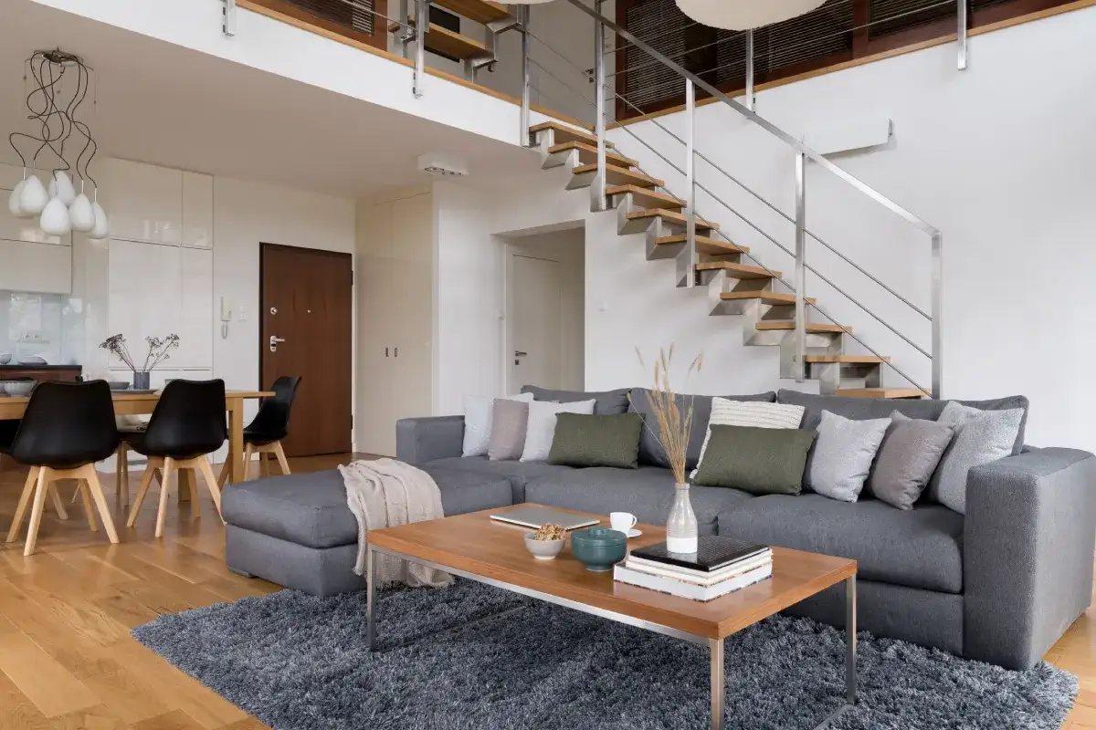 Schody w salonie czy korytarzu - co wybrać dla lepszego wnętrza?