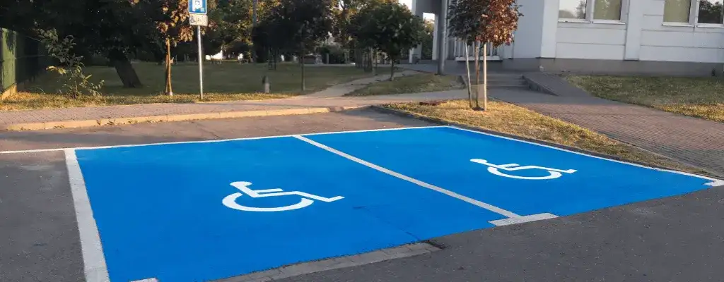 Czy miejsca parkingowe dla niepełnosprawnych są płatne? Oto prawda!