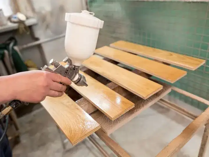 Jaki lakier do parkietu dębowego wybrać, aby uniknąć błędów?