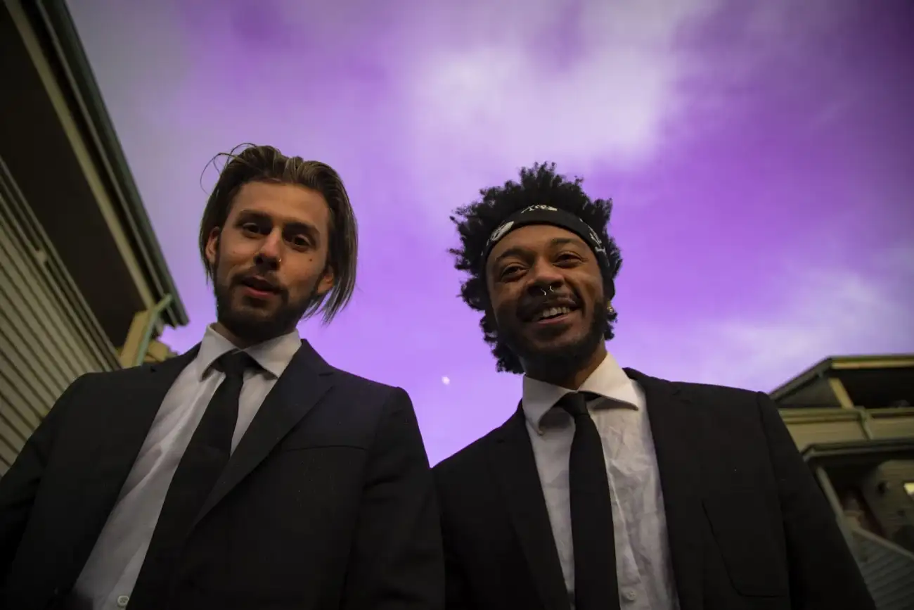 Marynarka bordowa - dodajaje charakteru każdej eleganckiej stylizacji.