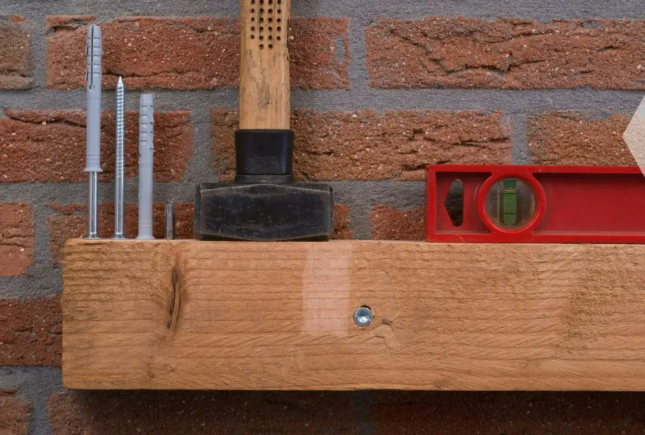 Mocowanie belki do ściany: 5 skutecznych technik krok po kroku