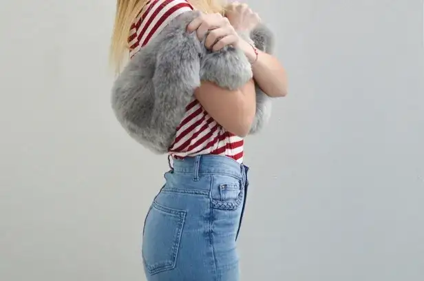 Jaką bluzkę do jasnych jeansów wybrać, aby wyglądać stylowo?