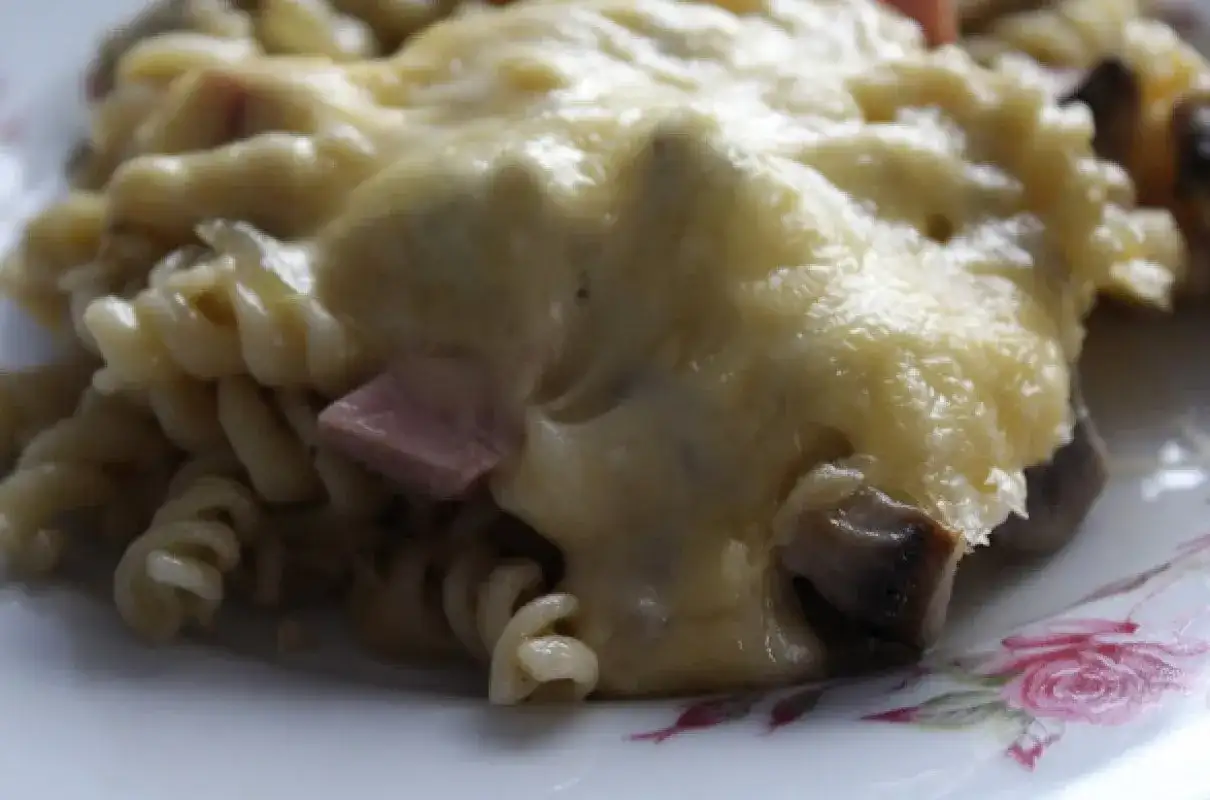 Zapiekanka makaronowa z pieczarkami i jajkiem – łatwy przepis na smaczne danie