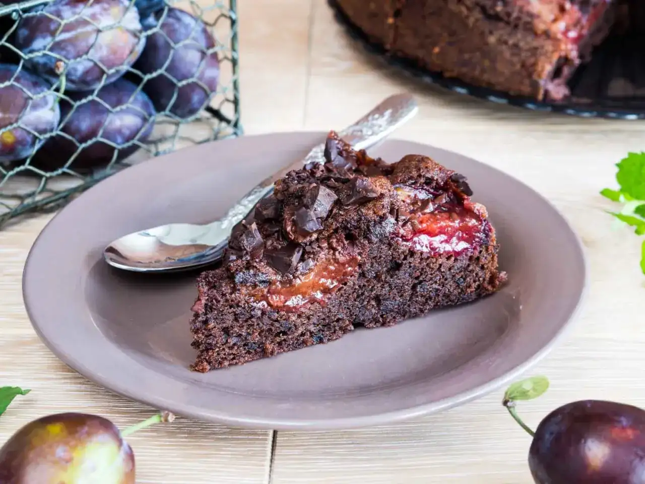 Fit ciasto czekoladowe ze śliwkami - szybki przepis na zdrowy deser