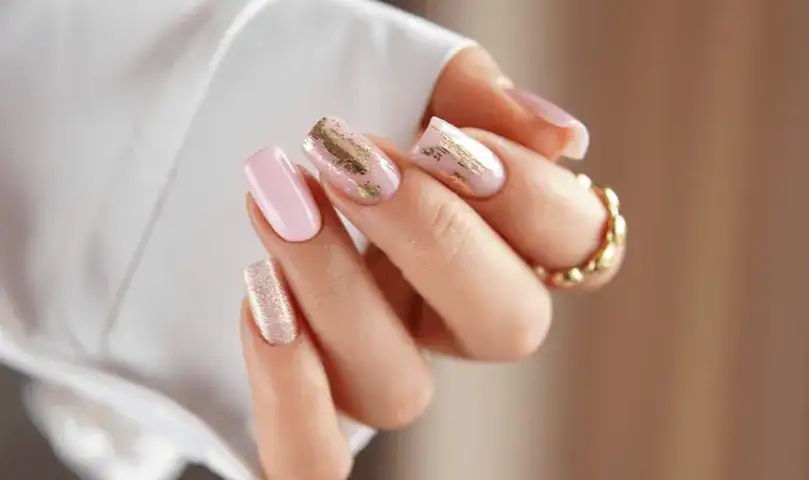 Czy paznokcie akrylowe można malować lakierem hybrydowym? Oto prawda