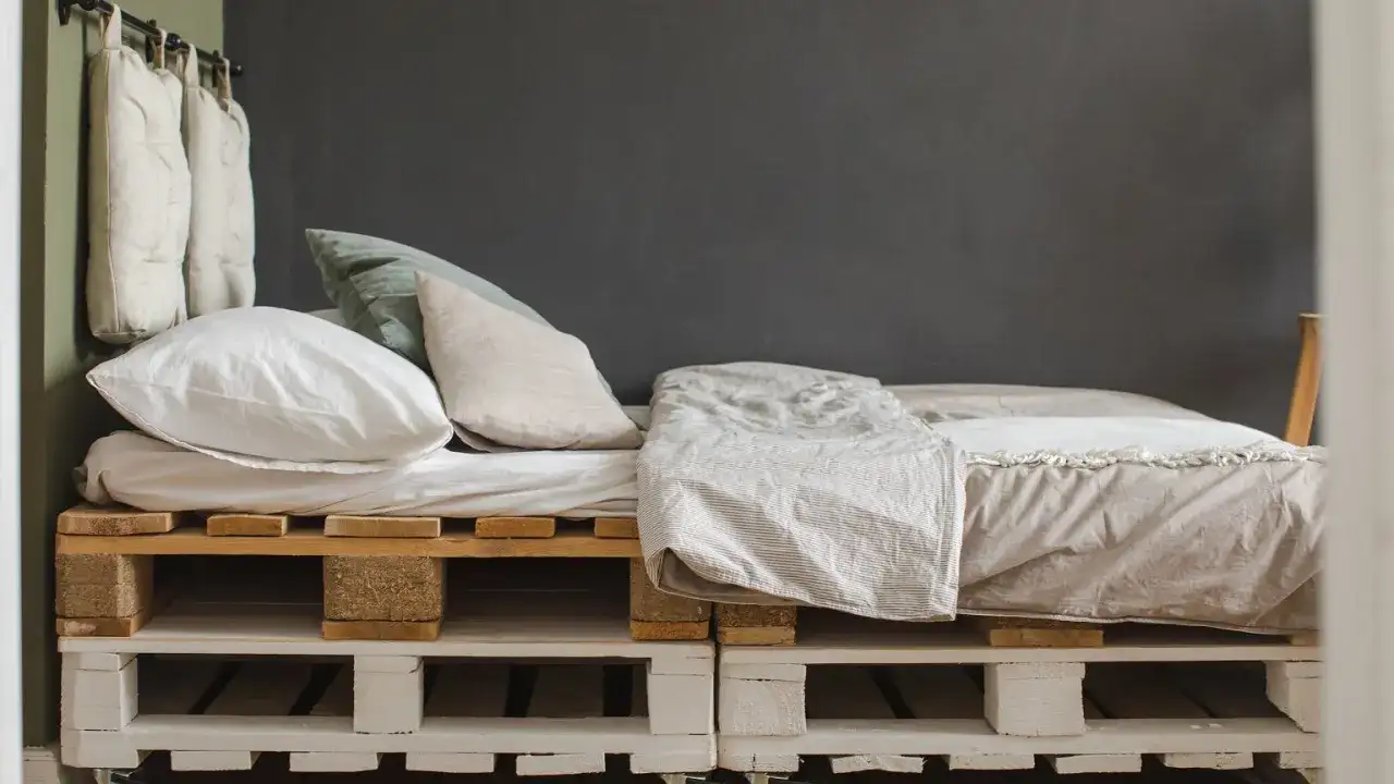Jak zrobić poduszki na meble z palet: prosty poradnik krok po kroku