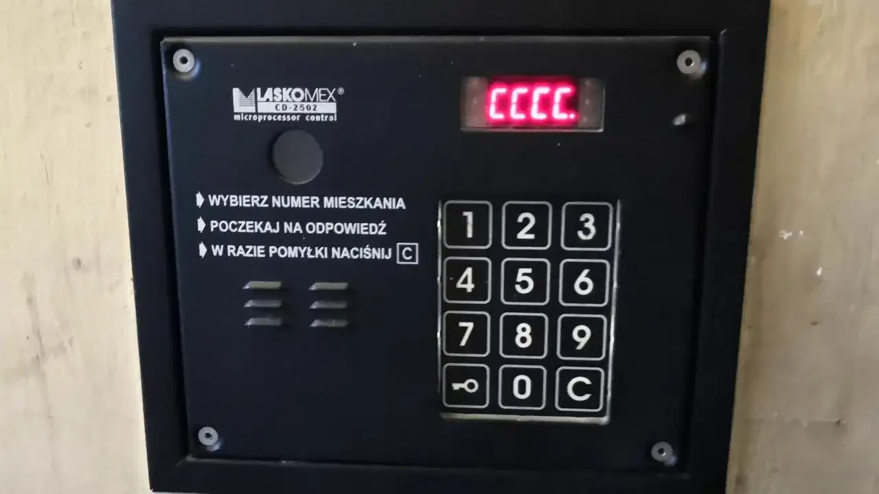 Jak zmienić kod domofonu: 7 prostych kroków dla każdego