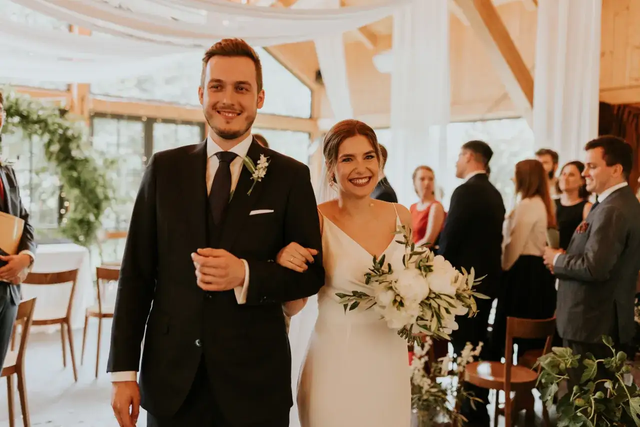 Jak ojciec prowadzi córkę do ołtarza - tradycja pełna emocji i znaczenia