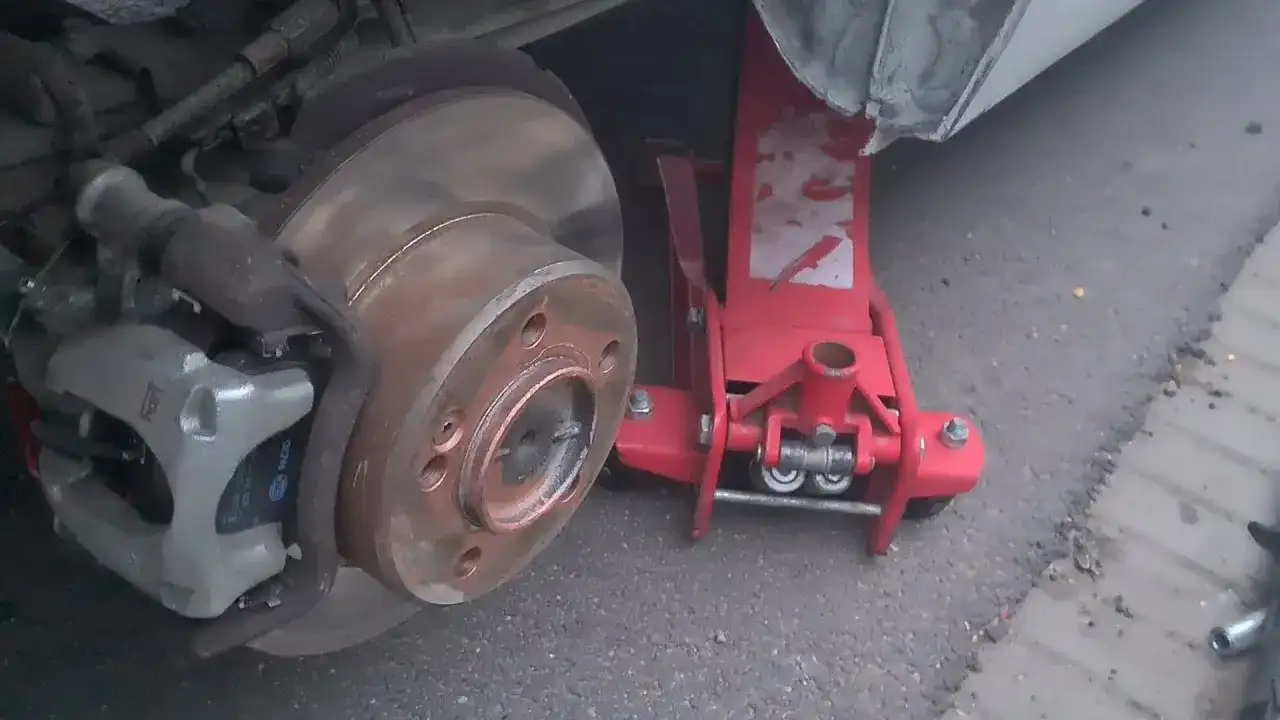 Jak łatwo i bezpiecznie zdjąć koło zapasowe w Renault Master – krok po kroku