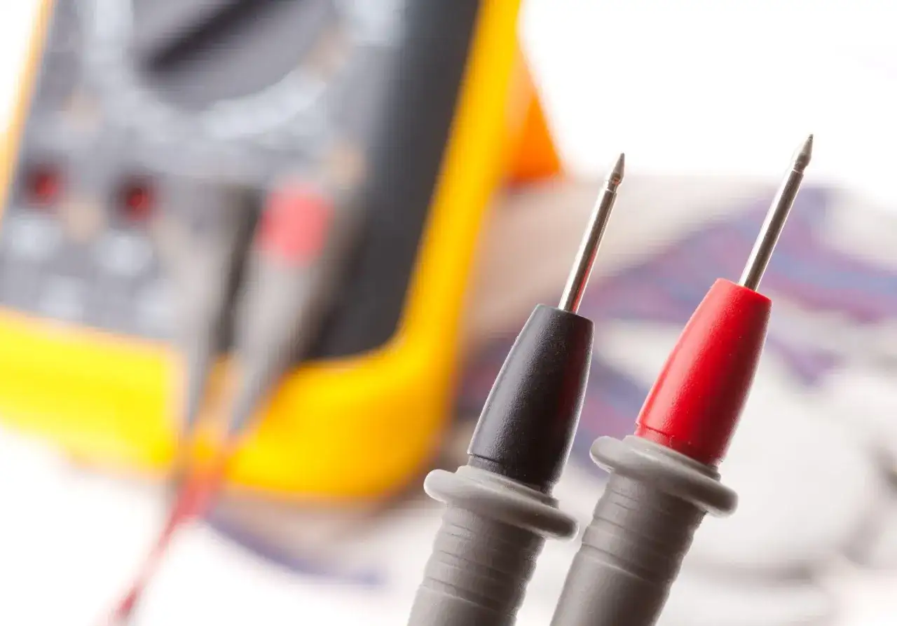Jak wykonać pomiar rezystancji izolacji i uniknąć niebezpieczeństw