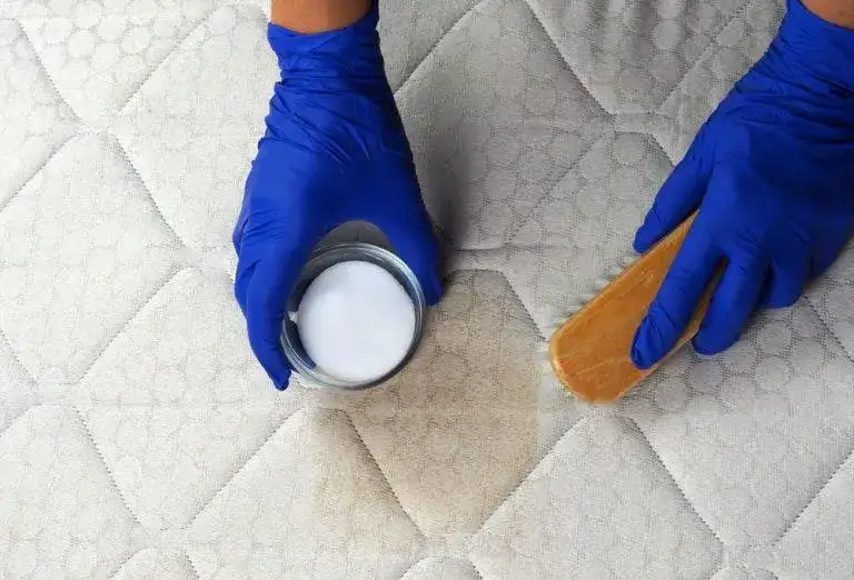 Skuteczne sposoby na usunięcie starych plam z materaca – domowe triki bez uszkodzeń