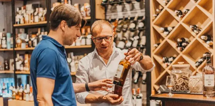 Rum czy whisky: kluczowe różnice, które warto znać przed wyborem