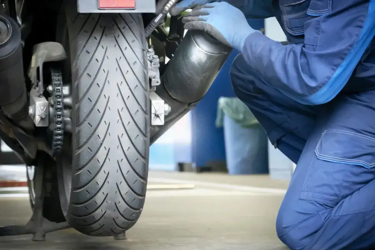 Przegląd motoroweru krok po kroku: Czego mechanicy naprawdę pilnie szukają