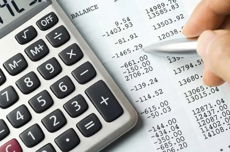 Obciążenie dłużnika kosztami windykacji: nota czy faktura?