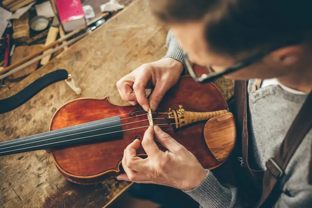Samodzielna wymiana strun w skrzypcach: kompletna instrukcja dla początkujących