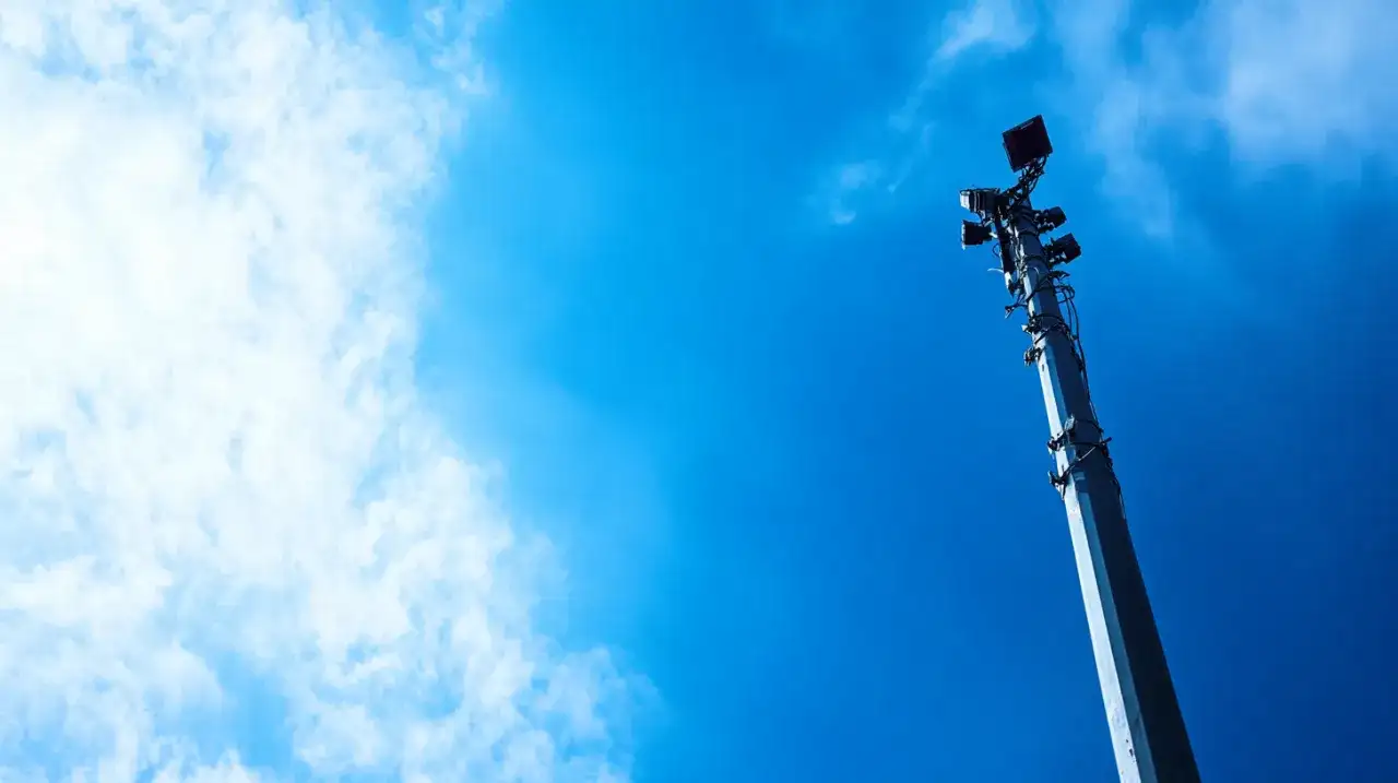 Maszt do kamery: jak wybrać, zainstalować i zapewnić stabilność?