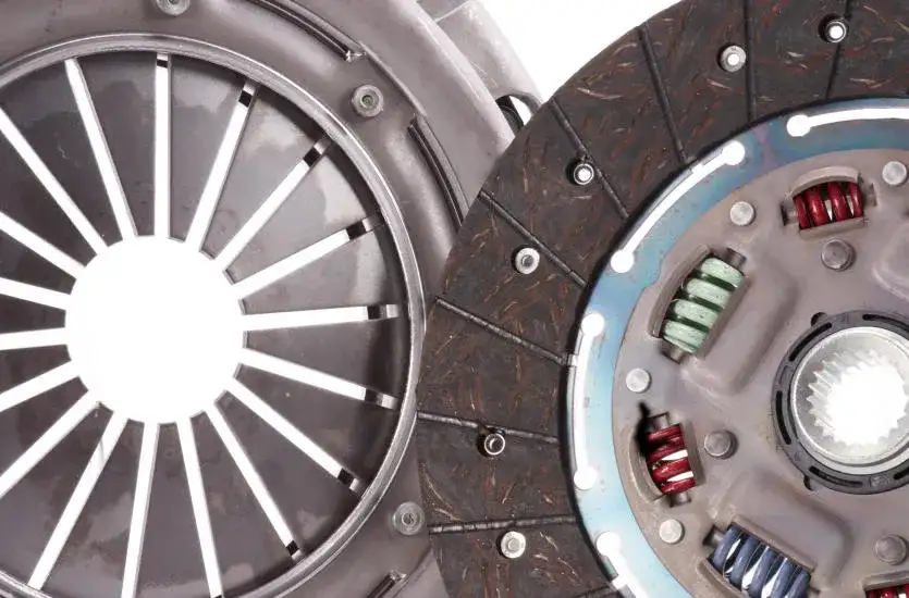 Objawy awarii sprzęgła: Uratuj swój samochód przed kosztowną naprawą