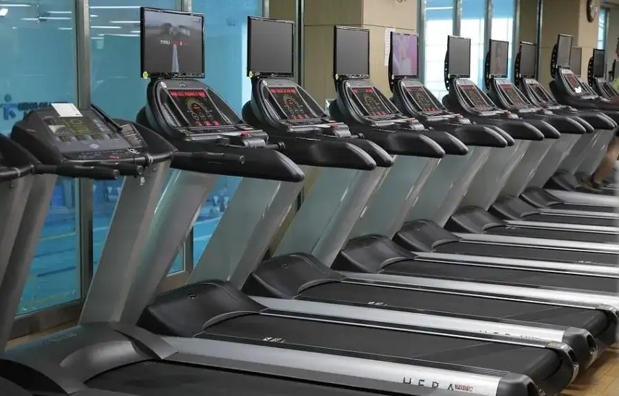 Czy bieżnia odchudza brzuch? Sprawdź, jak skutecznie spalić tłuszcz