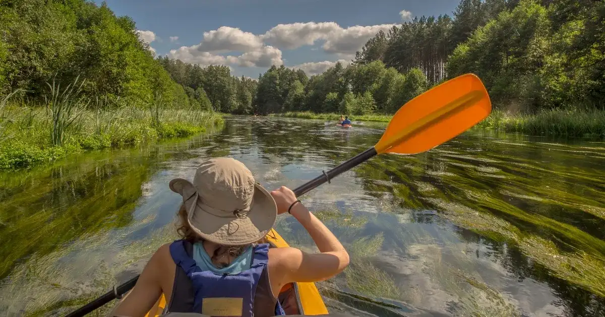 Kajakarstwo w Polsce: odkryj najlepsze miejsca i porady dla początkujących