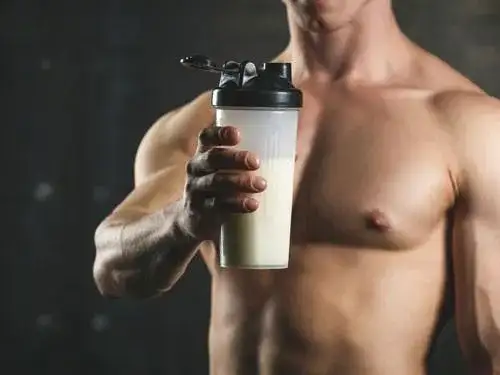 Gainer przed czy po treningu? Odkryj najlepszy czas na suplementację