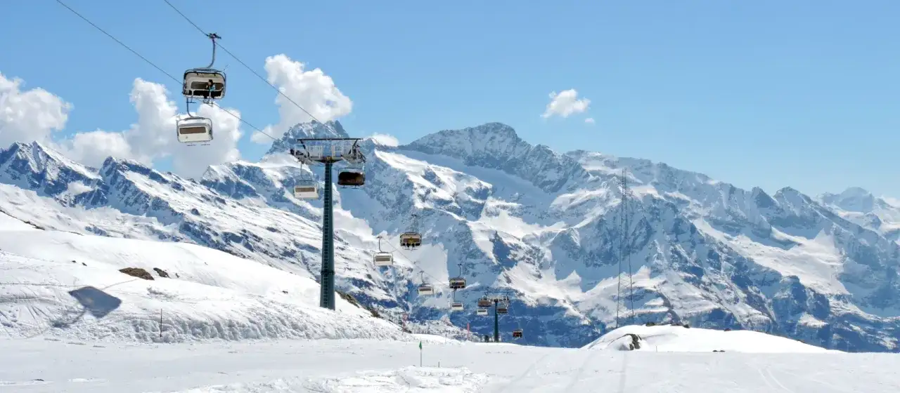 Gdzie na narty z Krakowa? Odkryj najlepsze stacje narciarskie blisko