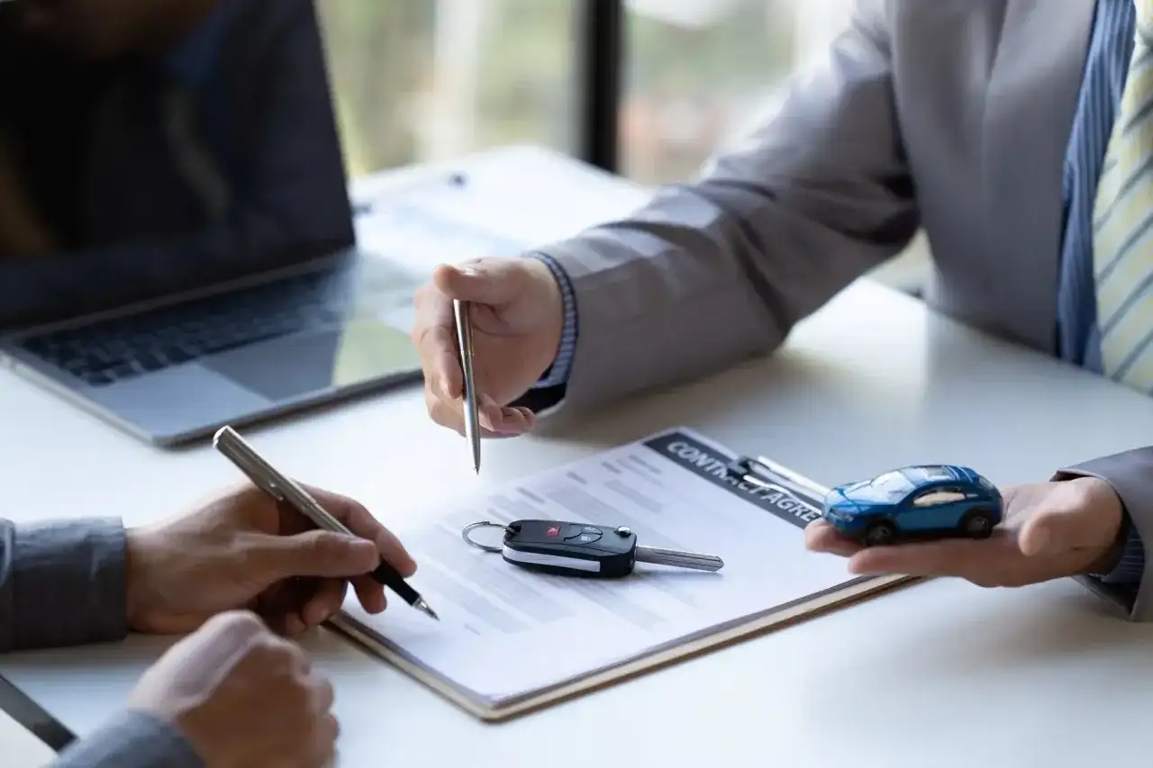 Czy warto kupić nowy samochód? Wady, korzyści i koszty, które musisz znać