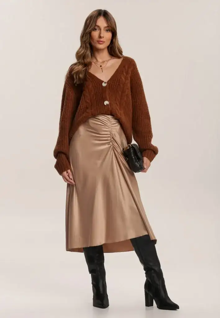 Satynowa spódnica: stylowe zestawienia, które zachwycą każdego