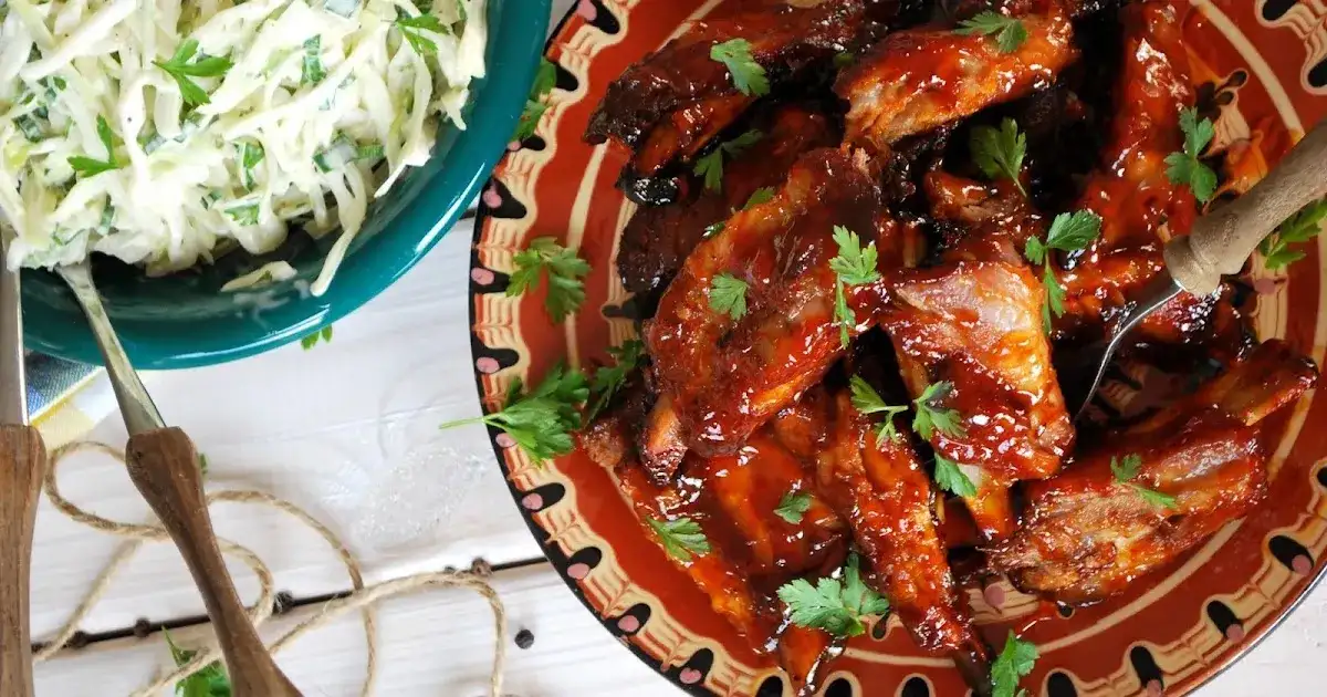 Jaką surówkę do żeberek wybrać, by zaskoczyć gości?