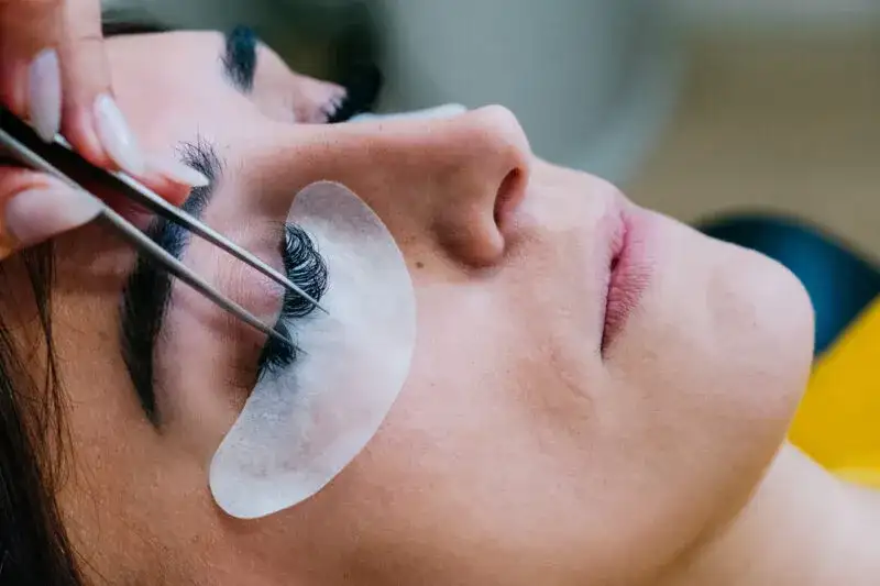 Laminacja rzęs czy można malować? Poznaj zasady i czas oczekiwania